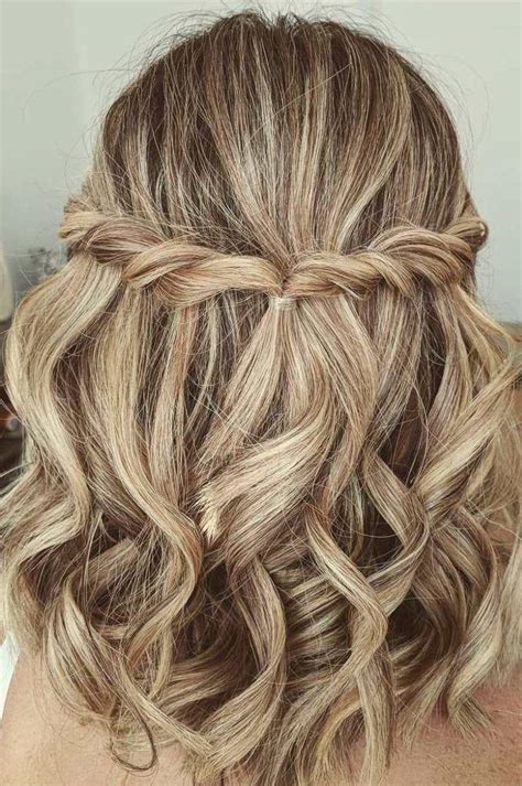 15 ideas de peinados con trenzas para cabello corto,。